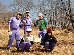 児童5人が植樹した苗木を囲んで記念撮影