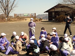 児童の代表が立って記念植樹の感想を述べている