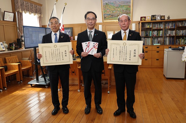 寄付者と知事の記念写真