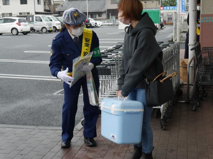 警察フジマートで啓発活動中