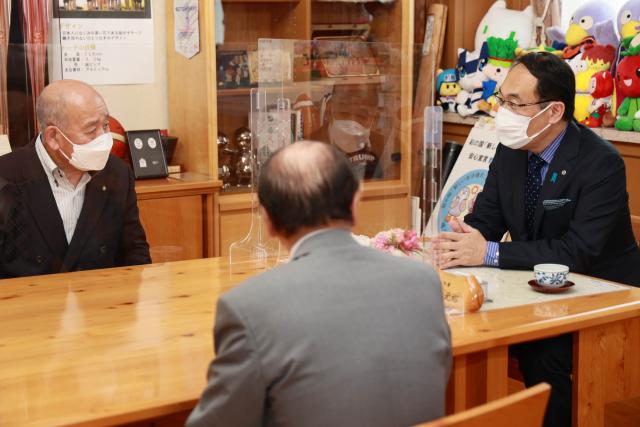 埼玉県NPO基金感謝状贈呈式で歓談する知事