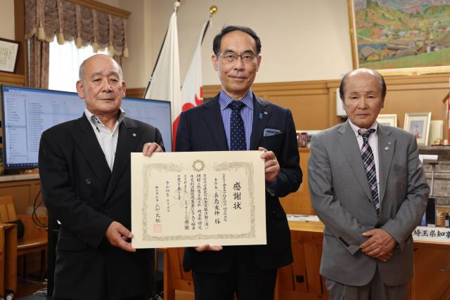 埼玉県NPO基金感謝状贈呈式で集合写真を撮影する知事