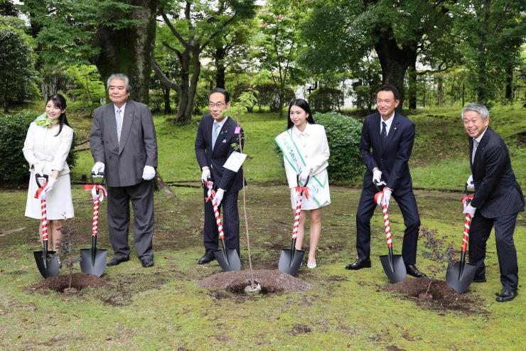 ふれあいグリーンキャンペーンで記念植樹を行う知事