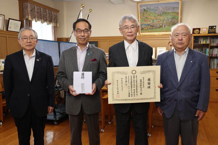 埼玉県特定非営利活動促進基金感謝状贈呈式で記念撮影する知事