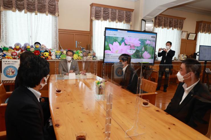 埼玉県特定非営利活動促進基金で歓談する知事