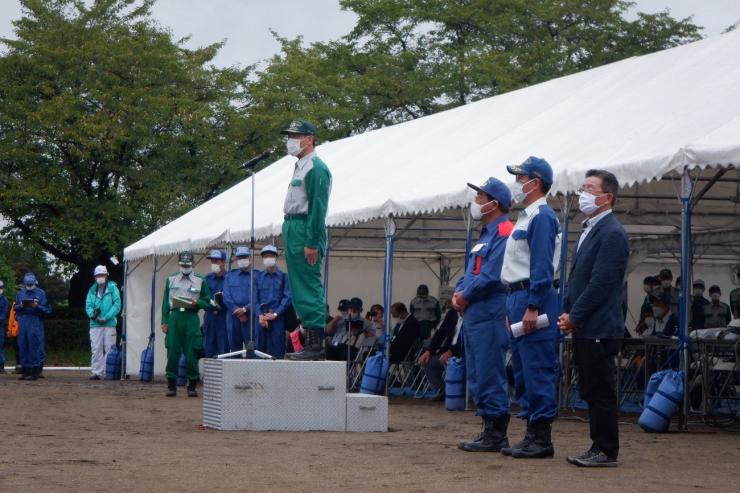 九都県市合同防災訓練・埼玉県会場及び埼玉県・北本市総合防災訓練で挨拶する知事2