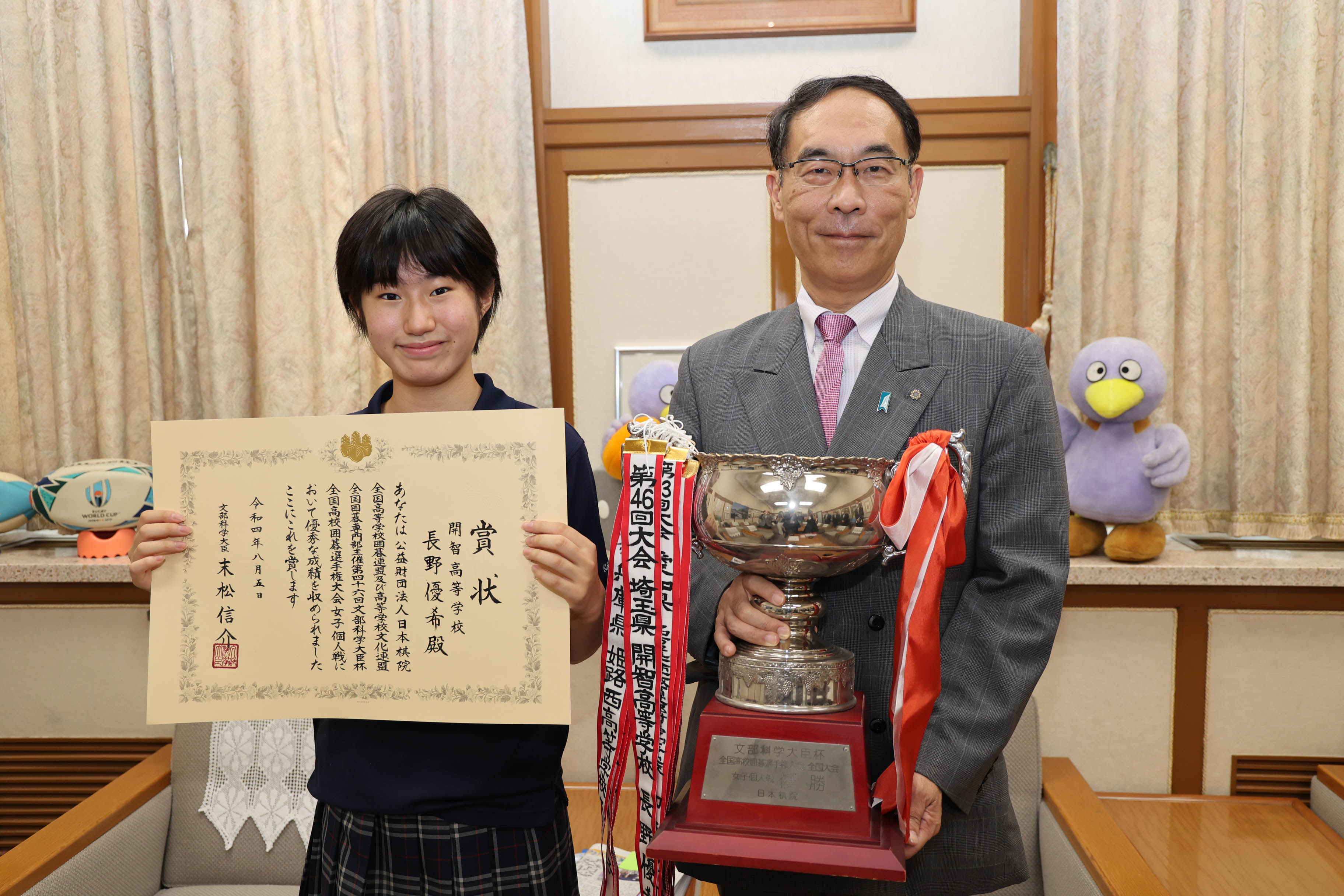 全国高校囲碁選手権大会女子個人戦優勝者表敬訪問で記念撮影する知事