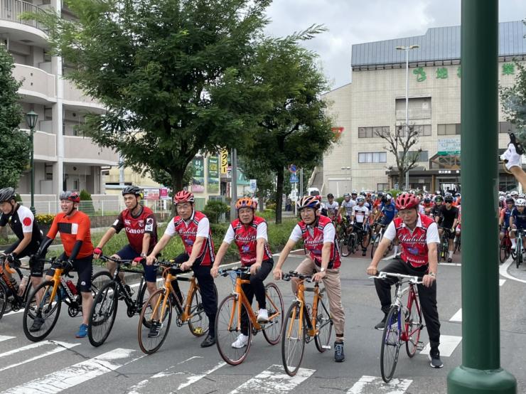 秩父宮杯埼玉県自転車道路競走大会でパレードランに参加する知事