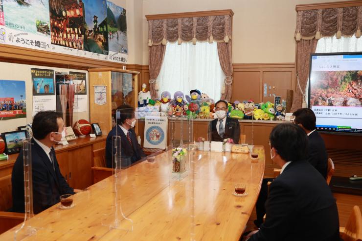 埼玉県NPO基金感謝状贈呈式で歓談する知事