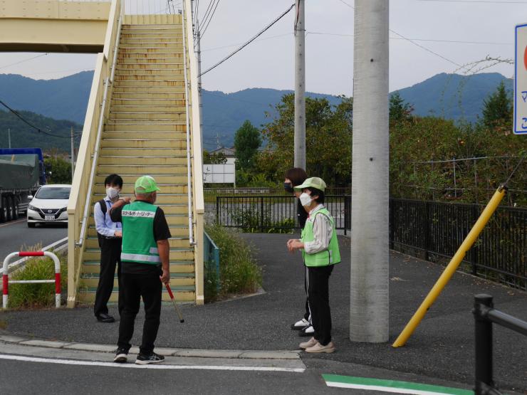 児童を待つパトロール隊