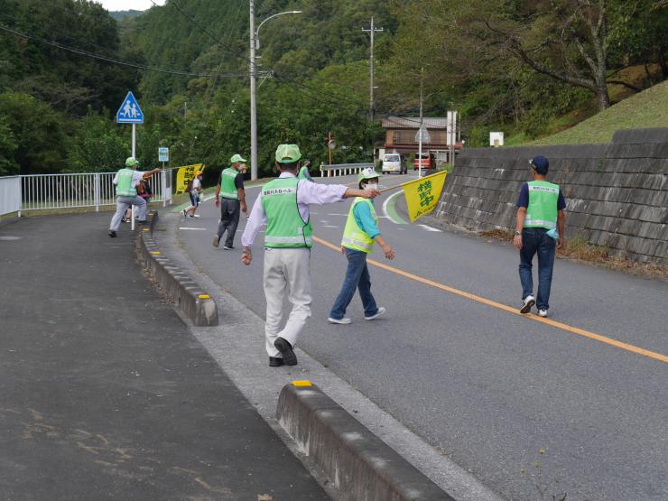 児童横断のため旗を振る隊員