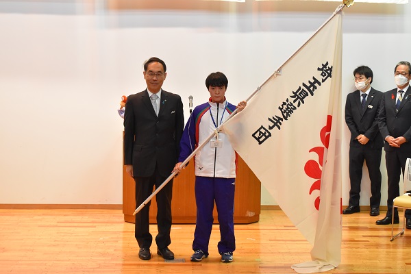 障害者スポーツ大会結団式で団旗を授与する知事