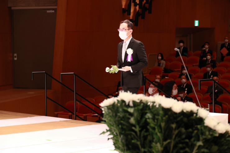 埼玉県戦没者追悼式で献花する知事