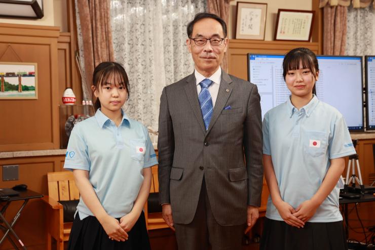 公益社団法人日本青年会議所グローバルユース国連大使表敬訪問で記念撮影する知事