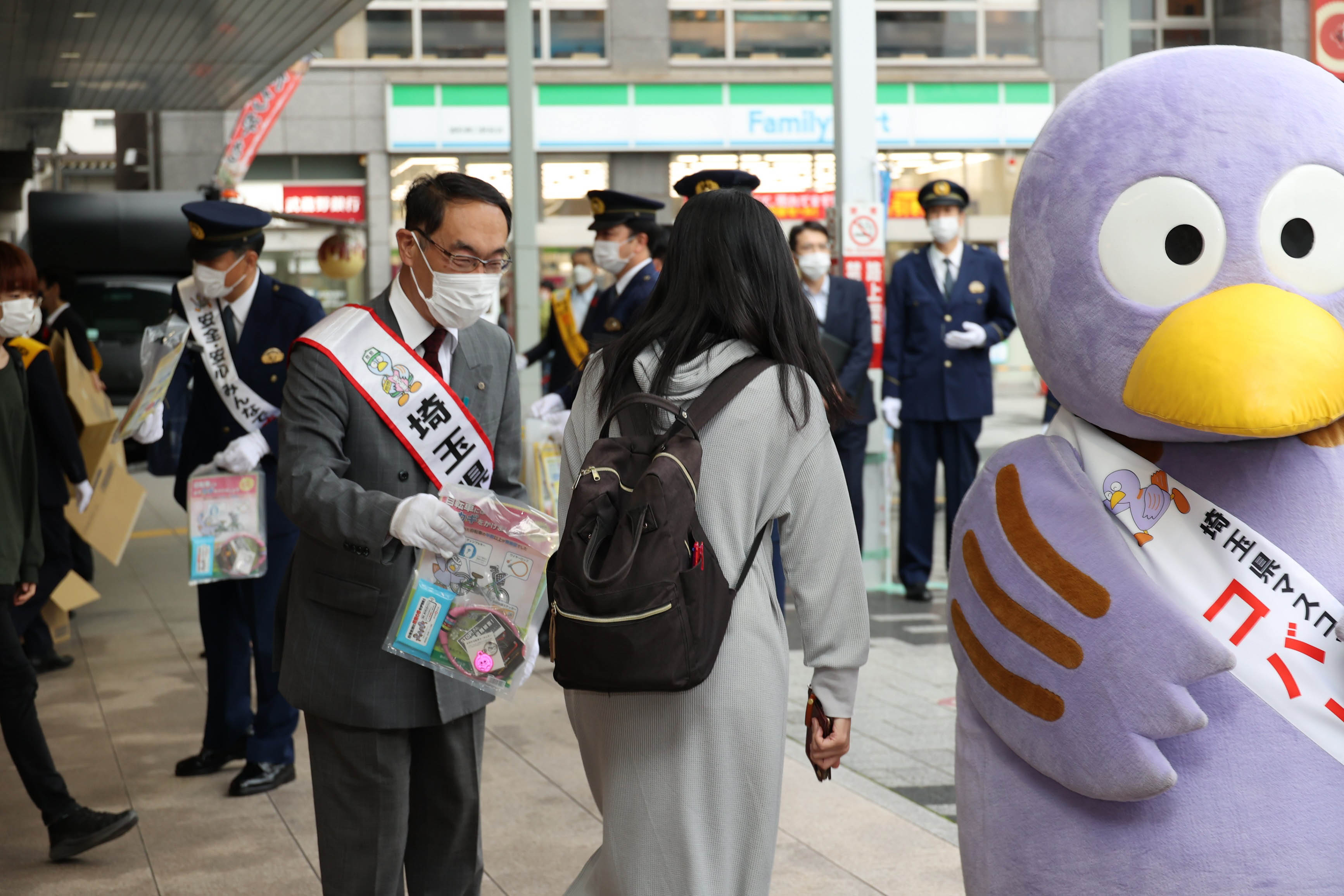 令和4年度埼玉県防犯のまちづくり街頭キャンペーンで街頭活動をする知事