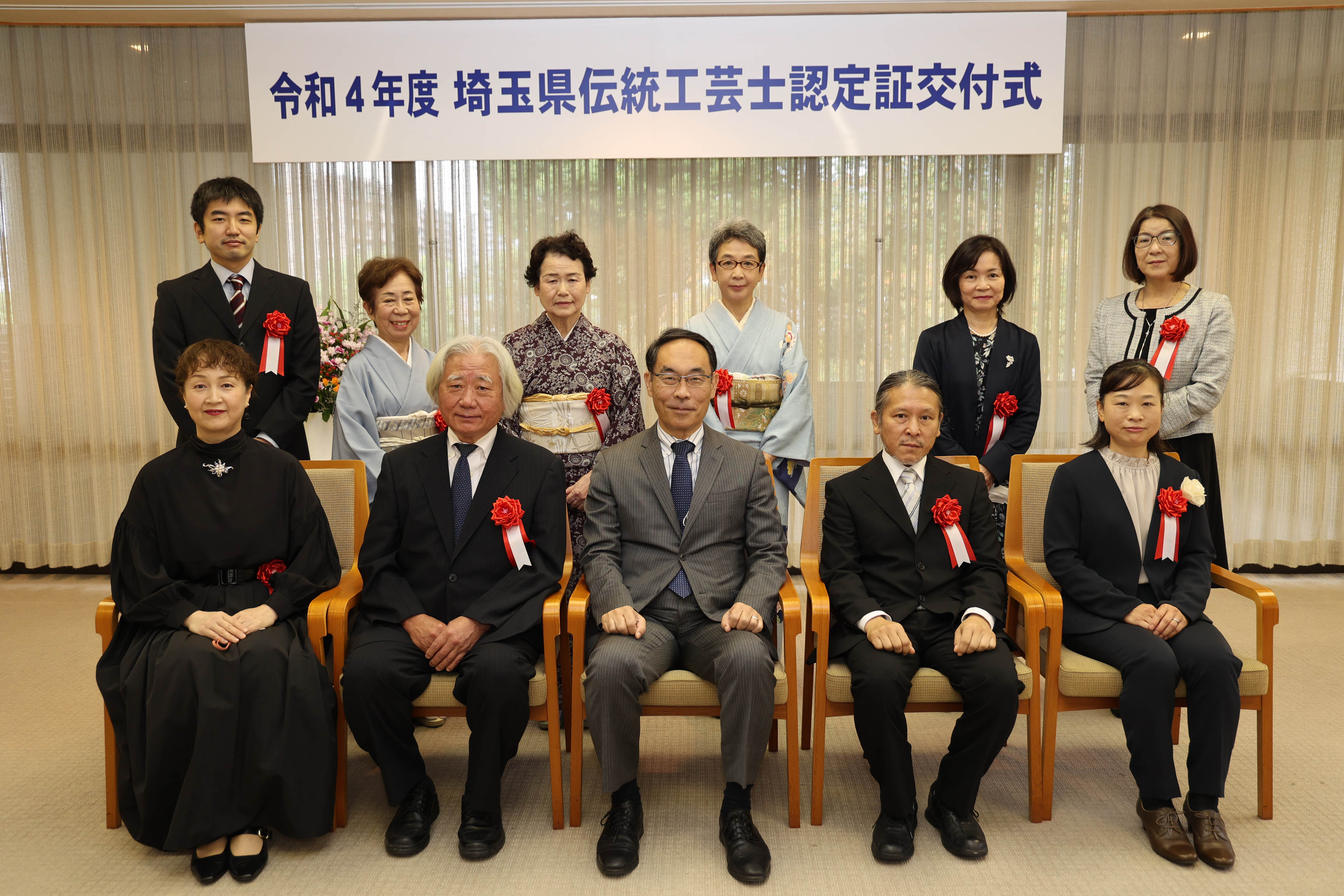 令和4年度埼玉県伝統工芸士認定証交付式で集合写真を撮る知事