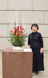 生花と作者の写真