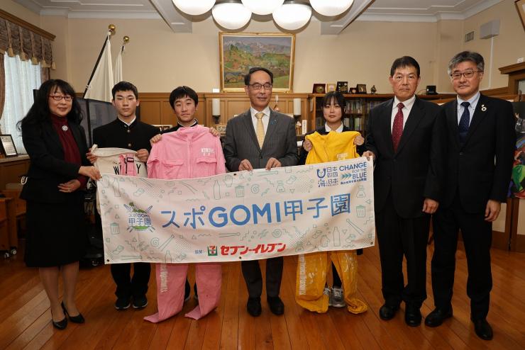 スポGOMI甲子園埼玉県代表表敬訪問で記念撮影する知事