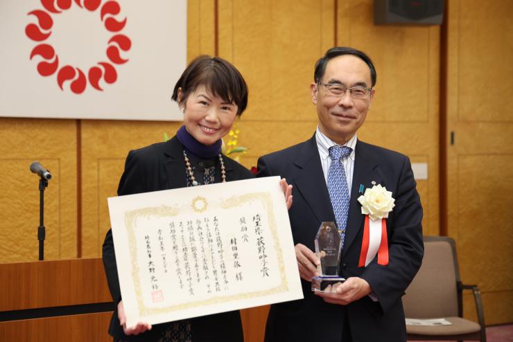 村田里依氏へ授与の様子