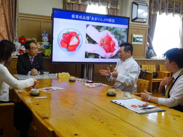 あまりんPR懇談で歓談する知事