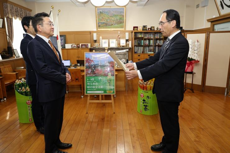 さいたま緑のトラスト基金への寄附に対する感謝状贈呈式で感謝状を贈呈する知事