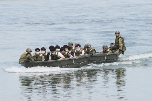 陸上自衛隊渡河ボート写真