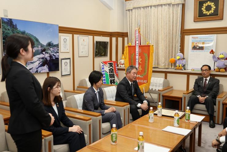 第24回全日本実業団女子・高壮年剣道大会優勝チーム表敬訪問で歓談する知事