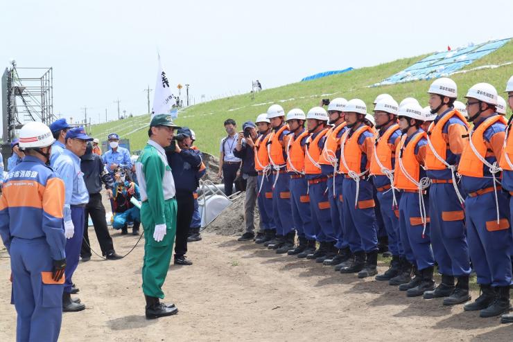 第71回利根川水系連合・総合水防演習を視察する知事