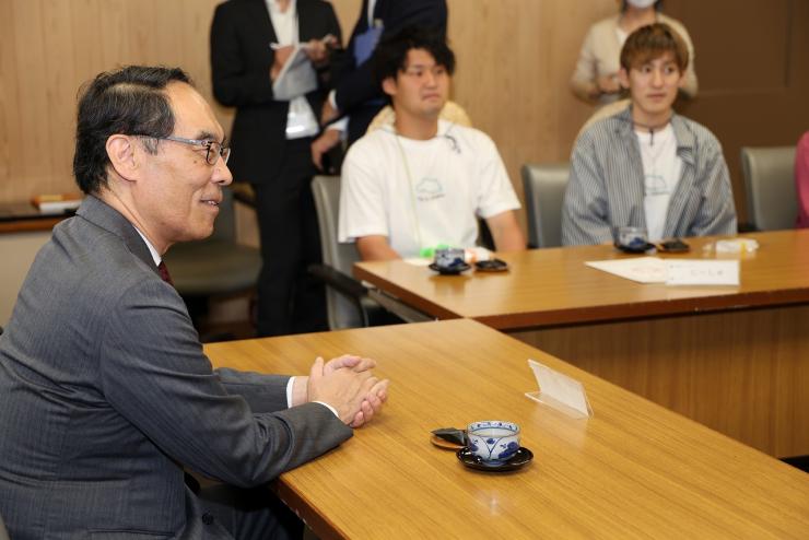 埼玉県広報アンバサダー任命式で歓談する知事