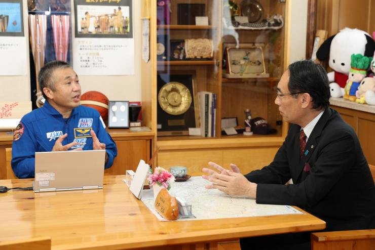若田光一宇宙飛行士表敬訪問で歓談する知事