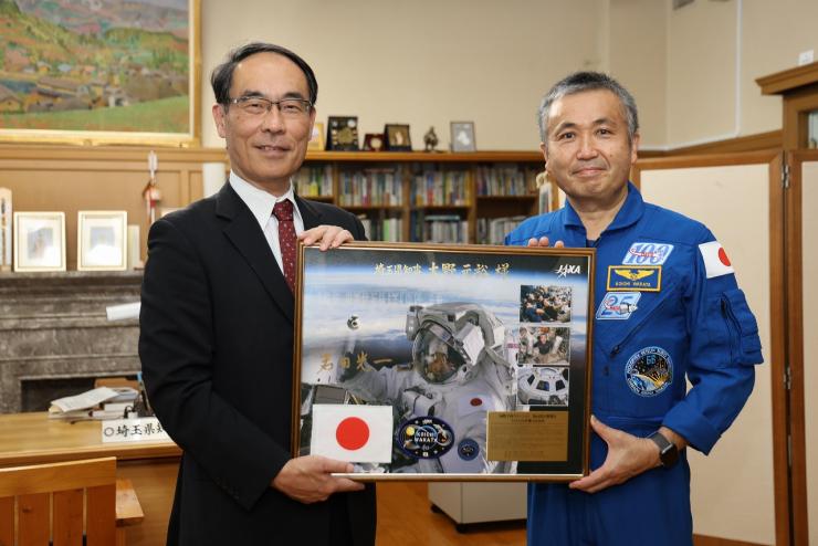 若田光一宇宙飛行士表敬訪問で記念撮影する知事