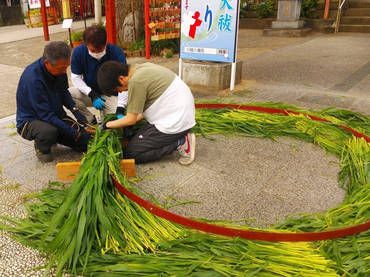 茅の輪を作る様子