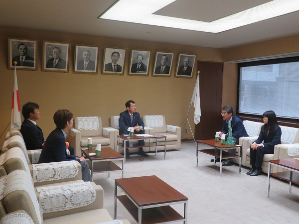 写真：訪問者の方と歓談する立石議長