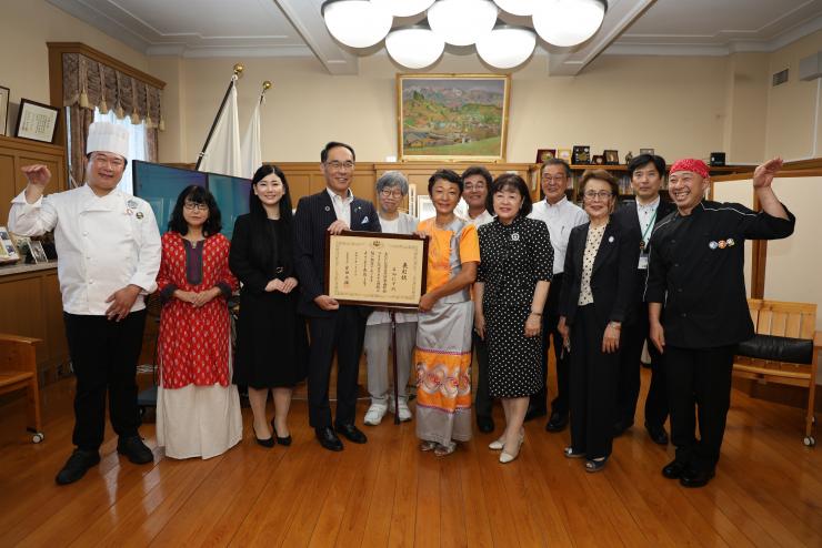 知事と名知仁子さん及び随行者の写真