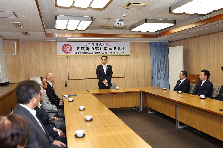 武蔵野の落ち葉堆肥農法世界農業遺産認定に係る表敬訪問で祝辞を述べる知事