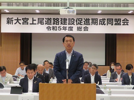 写真：祝辞を述べる立石泰広議長