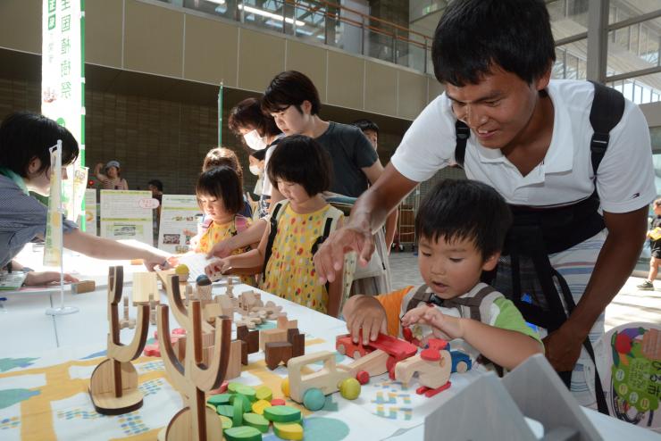 親子で遊んでいる様子