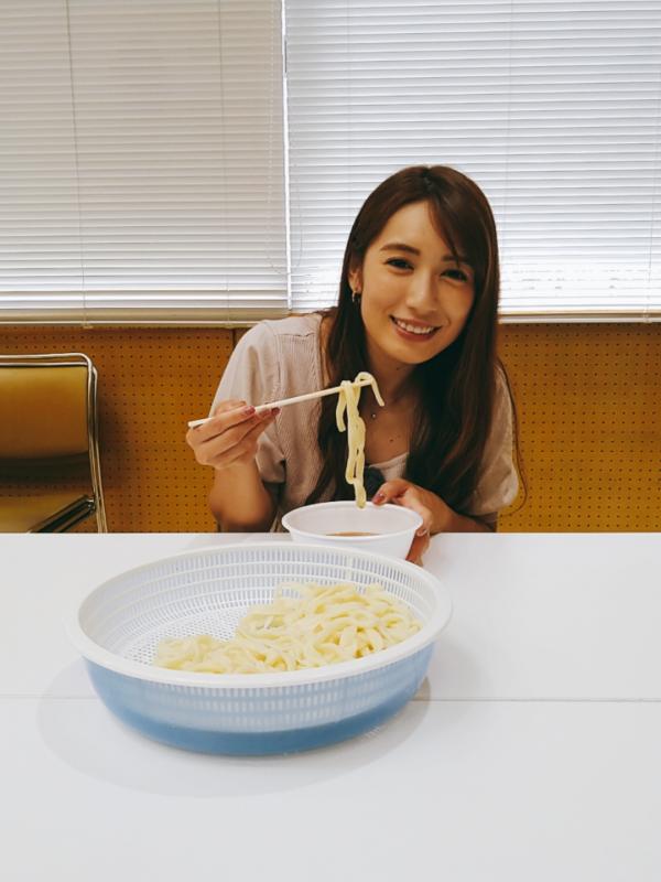 加須うどんを食べる才木玲佳