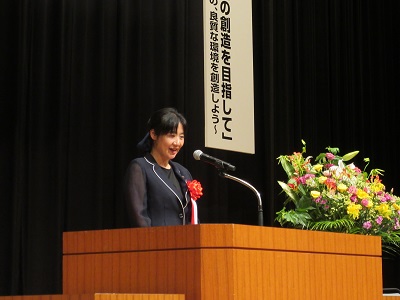 祝辞を述べる岡田静佳副議長の写真