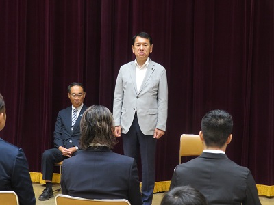 祝辞を述べる議長の写真