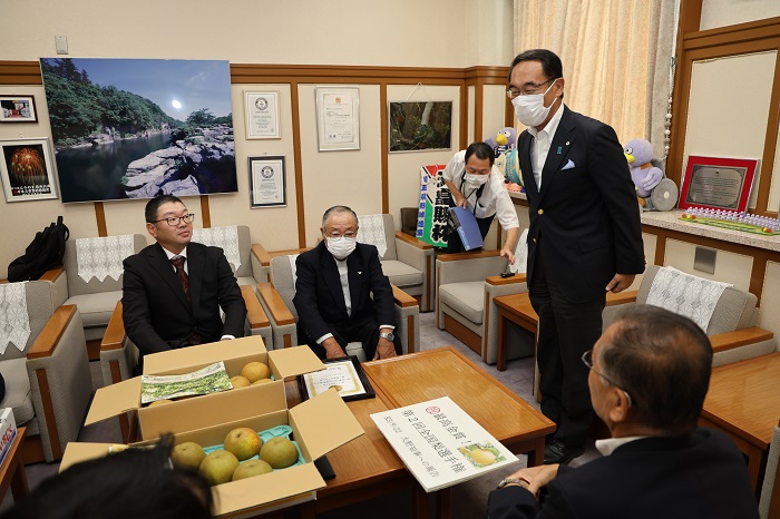 第2回全国梨選手権受賞報告で歓談する知事の写真