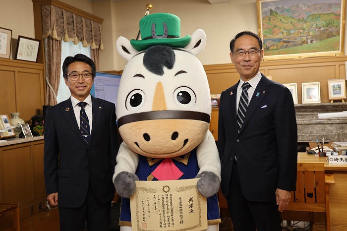 埼玉県NPO基金感謝状贈呈式で記念撮影する知事の写真