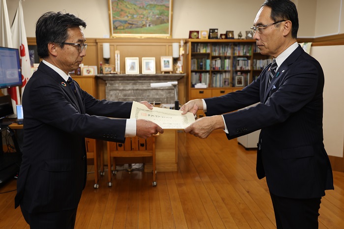 埼玉県NPO基金感謝状贈呈式で感謝状を贈呈する知事の写真