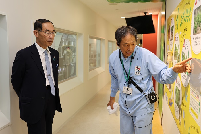 ふれあい訪問（東部地域）でヱスビースパイス工業（株）埼玉工場を訪問する知事の写真