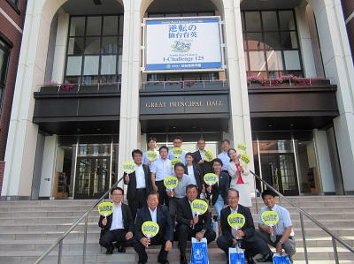 総務県民生活委員会の議員らが校舎前に並んだ写真