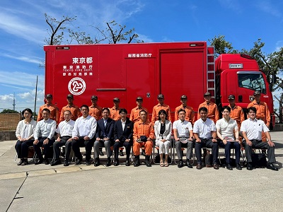 警察危機管理防災委員会の議員らが並んだ写真