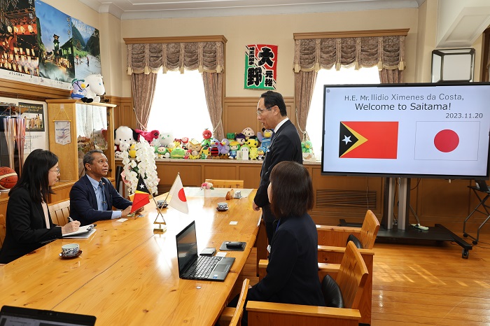 駐日東ティモール民主共和国特命全権大使表敬訪問で歓談する知事の写真