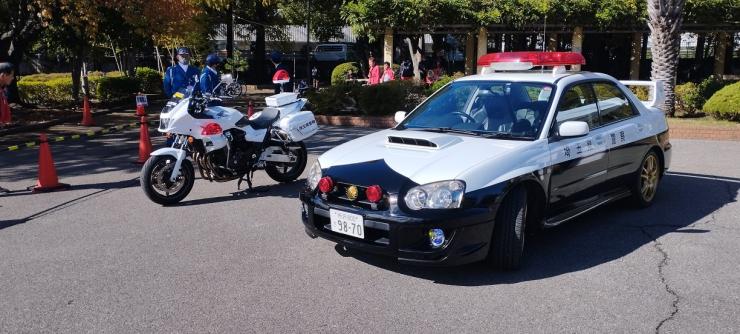 警察車両展示