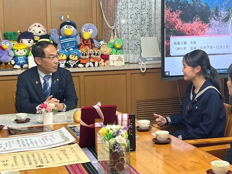 全日本合唱コンクール全国大会文部科学大臣賞受賞表敬訪問で歓談する知事の写真