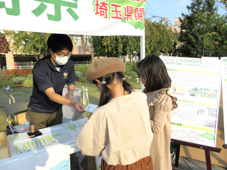 参加者にクイズを手渡し